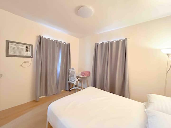 Დაისვენეთ ოსტატის საძინებელში, რომელშიც დგას საწოლი „დედოფალი“ და კონდიციონერის კომფორტი