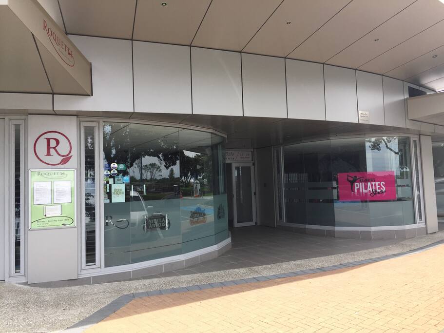 The entrance from Quay St is between Roqette Restaurant and Kathryn’s Pilates.