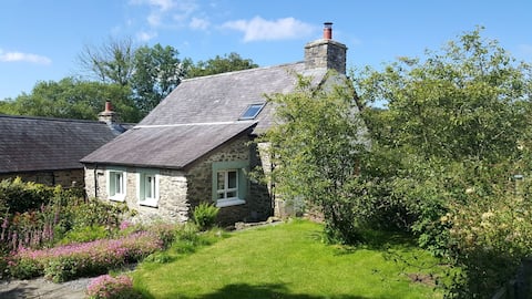 Romantic cottage for two in rural wildlife haven