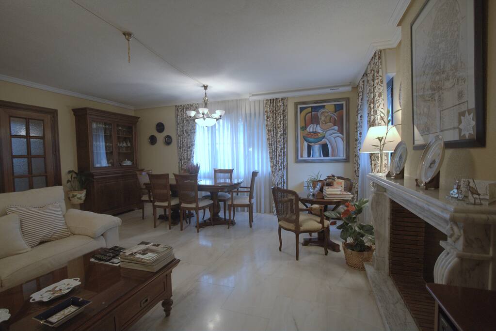 Salón - Comedor con dos grandes ventanales con vistas al jardín privado