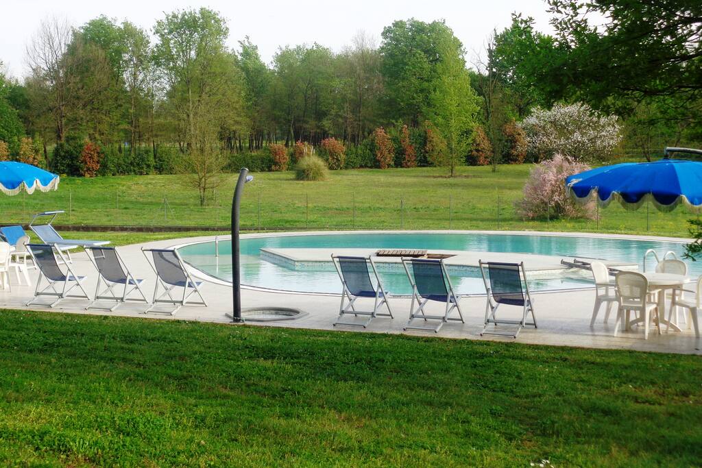 Piscina della Villa con solarium