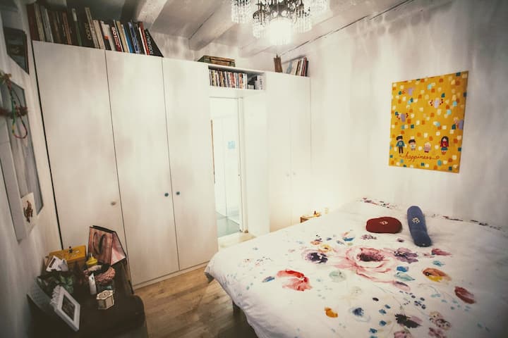 soba s bračnim krevetom i kupaonicom