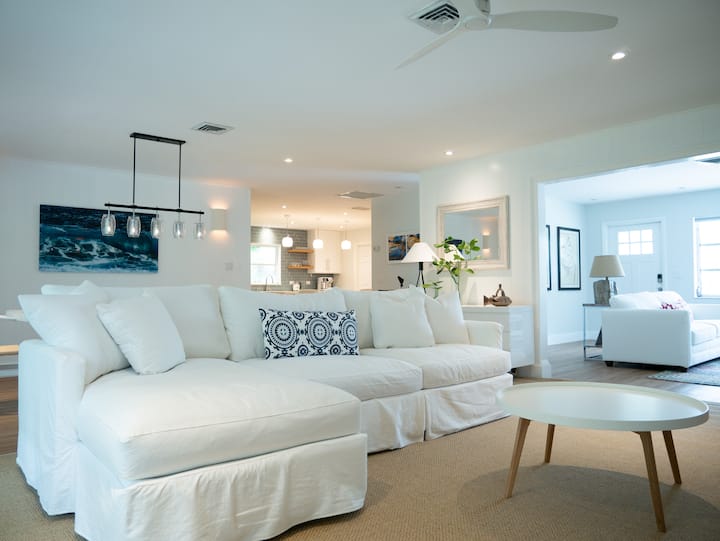New Pool Paradise! Wpb 3/2 Designer Home (No Pets) - Palm Beach, FL