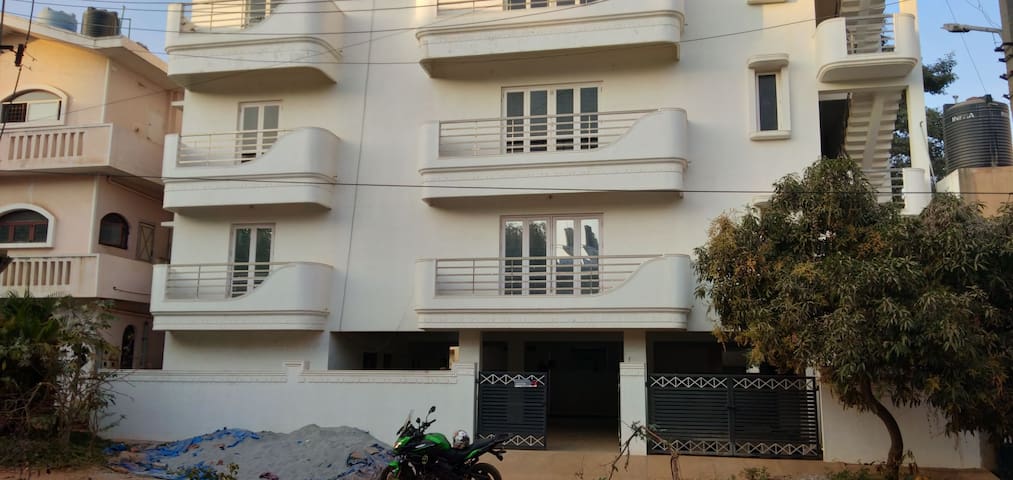 White House  - 5 mins drive from Electronics city