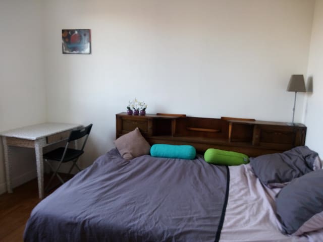 Chambre dans maison calme