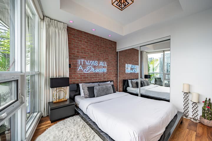 Მეორე საძინებელი - ჩაშენებული კარადა - აგურის კედლები - ტონიანი პოდის განათება შეიძლება შეიცვალოს ნებისმიერი ფერით - ბეღლის კარი