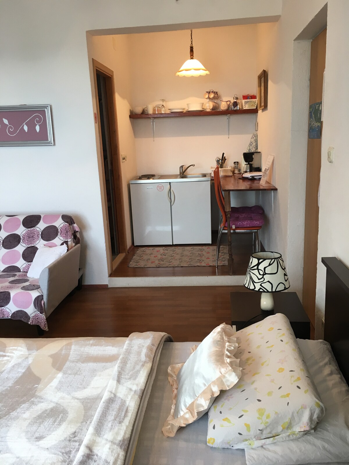 СОБСТВЕНО МЯСТО СЪС САМОСТОЯТЕЛНА БАНЯ И МИНИ КУХНЯ