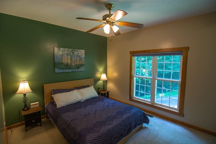 غرفة النوم الثانية ؛ سرير بحجم كوين