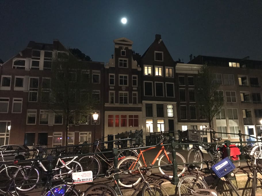 Looiersgracht at night.