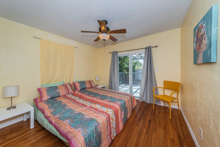 „Žltá izba“ s prístupom na zadnú terasu a manželskou posteľou King. 