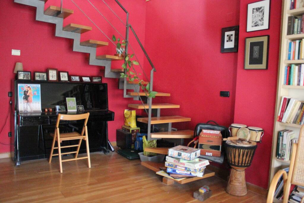 A vuestra habitación se sube por esta escalera que da al salón comedor. Si queréis tocar, nuestros instrumentos están a vuestra disposición :-)