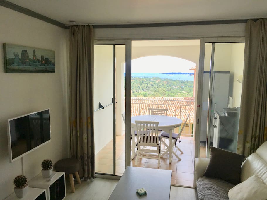 Salon avec TV Led sur pied articulé donnant sur terrasse avec vue sur la mer et le Golfe de St-Tropez