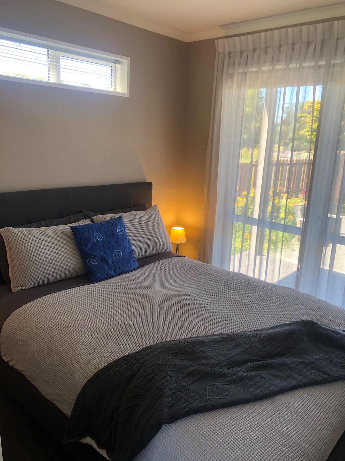 Cómoda cama tamaño queen.