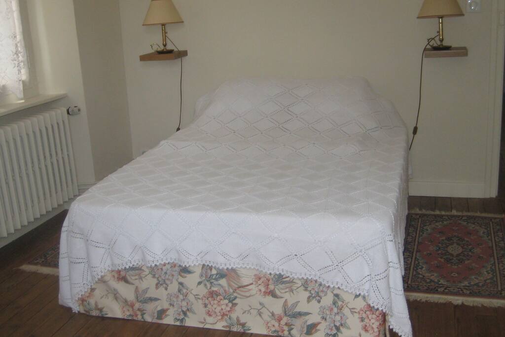 1er étage ch1
grande chambre 19m2 lit en 140 + lit de BB