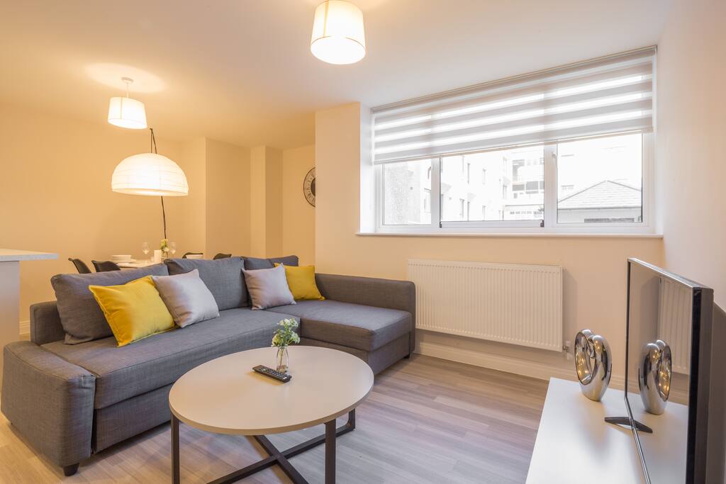 Open plan living room with sofa bed, Smart TV, fully equipped kitchen and dining table