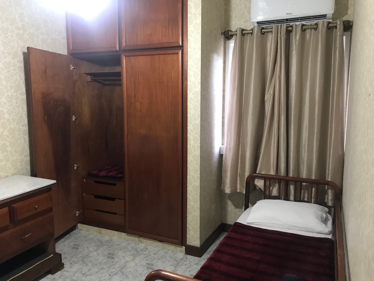 ห้อง 04 [เตียงเดี่ยว 2 เตียงตู้เสื้อผ้าเครื่องปรับอากาศพัดลมเพดานตู้เสื้อผ้า] 