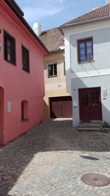 Vstup okrová barva