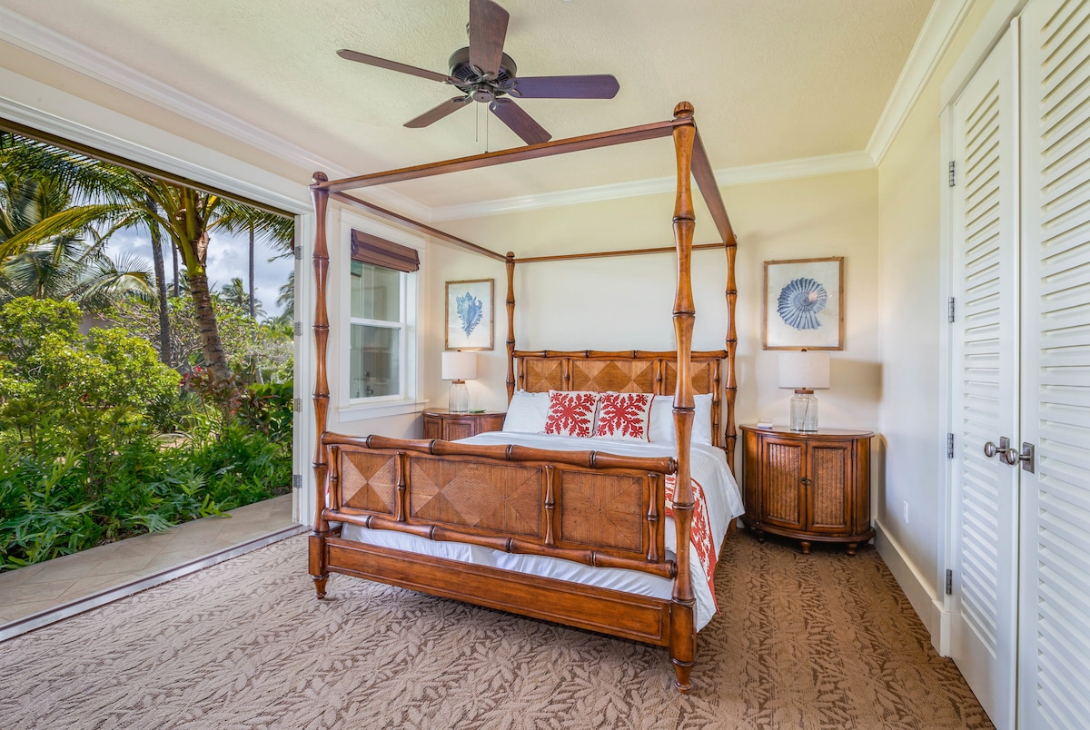 Master Bedroom 1. Relax in the king sized bed with doors that open to the lanai and greenbelt.