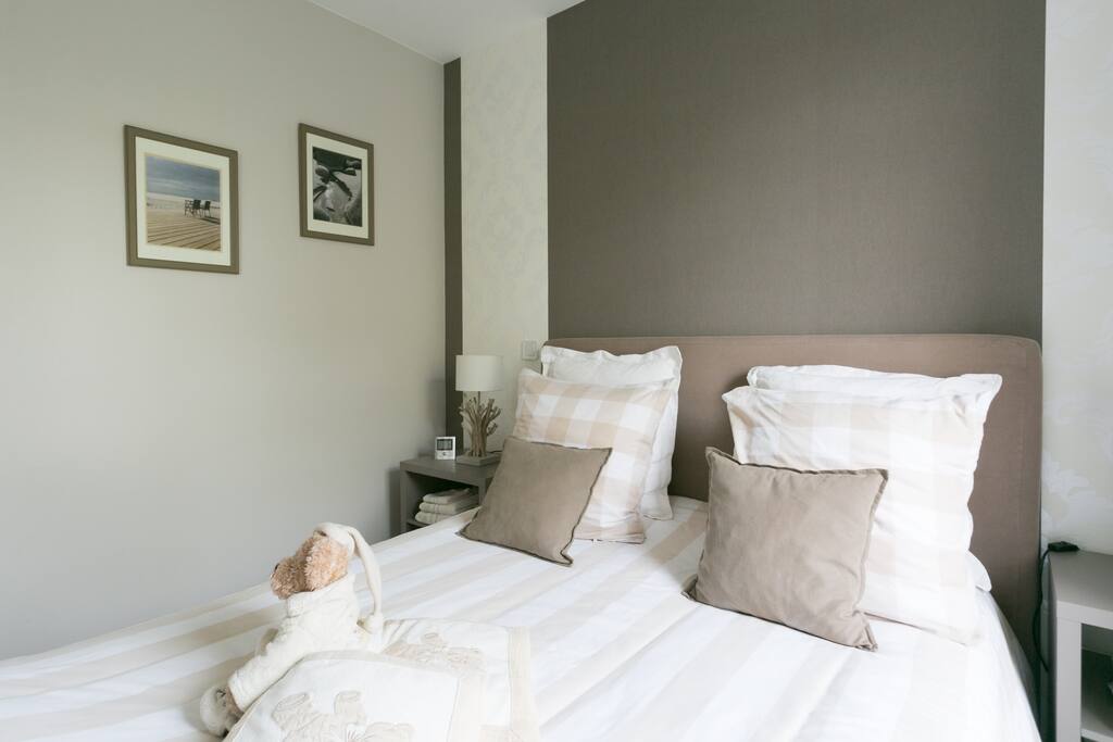 Une des 2 chambres douillettes disponibles pour une nuit tout confort