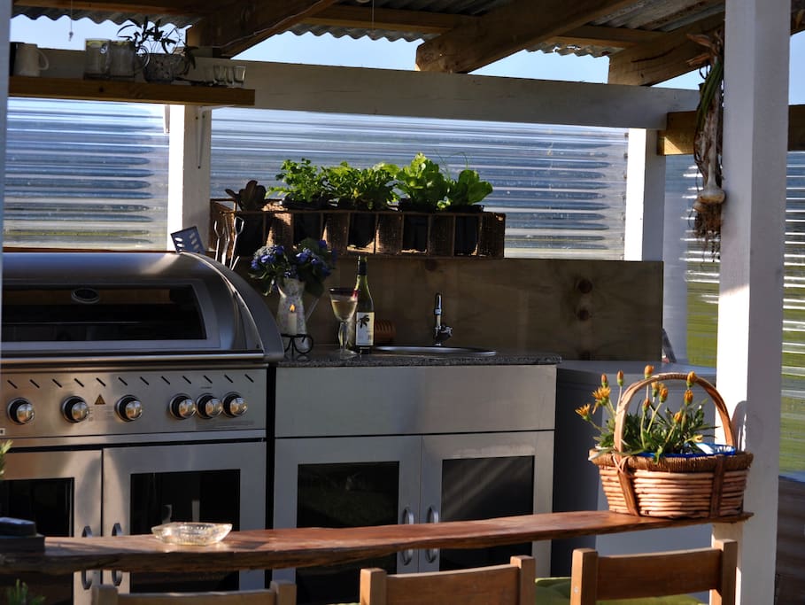 Outdoor kitchen facility