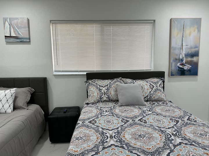 配备1张双人床和1张单人床。  壁橱里有智能电视和行李架。