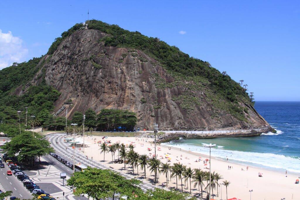 O apartamento está a 2 minutos da praia.