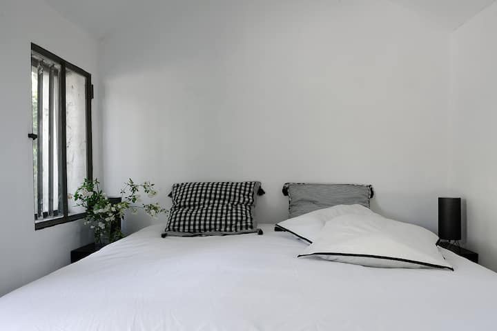 Лавиринтот во Bastide Chambre 8 во црната спална соба