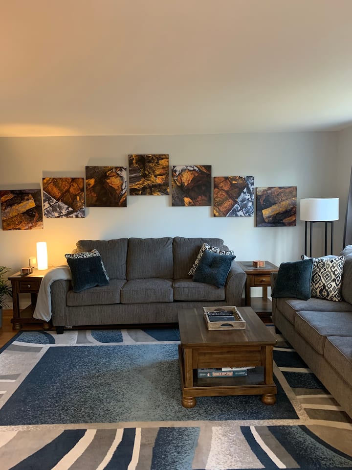 öppet koncept vardagsrum med 2 soffor/bäddsoffa 65" tv