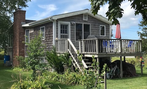 Windrush Cottage cozy charm, walk to ocean & ponds