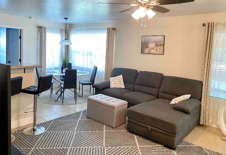 Stylish 2bd2b Condo With Lanai In Venetian Palms - フォート・マイヤーズ, FL