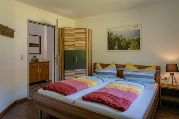 1. Schlafzimmer im Ferienwohnung : 1 x Doppelbett 180 x 200 + eventuell Babybett