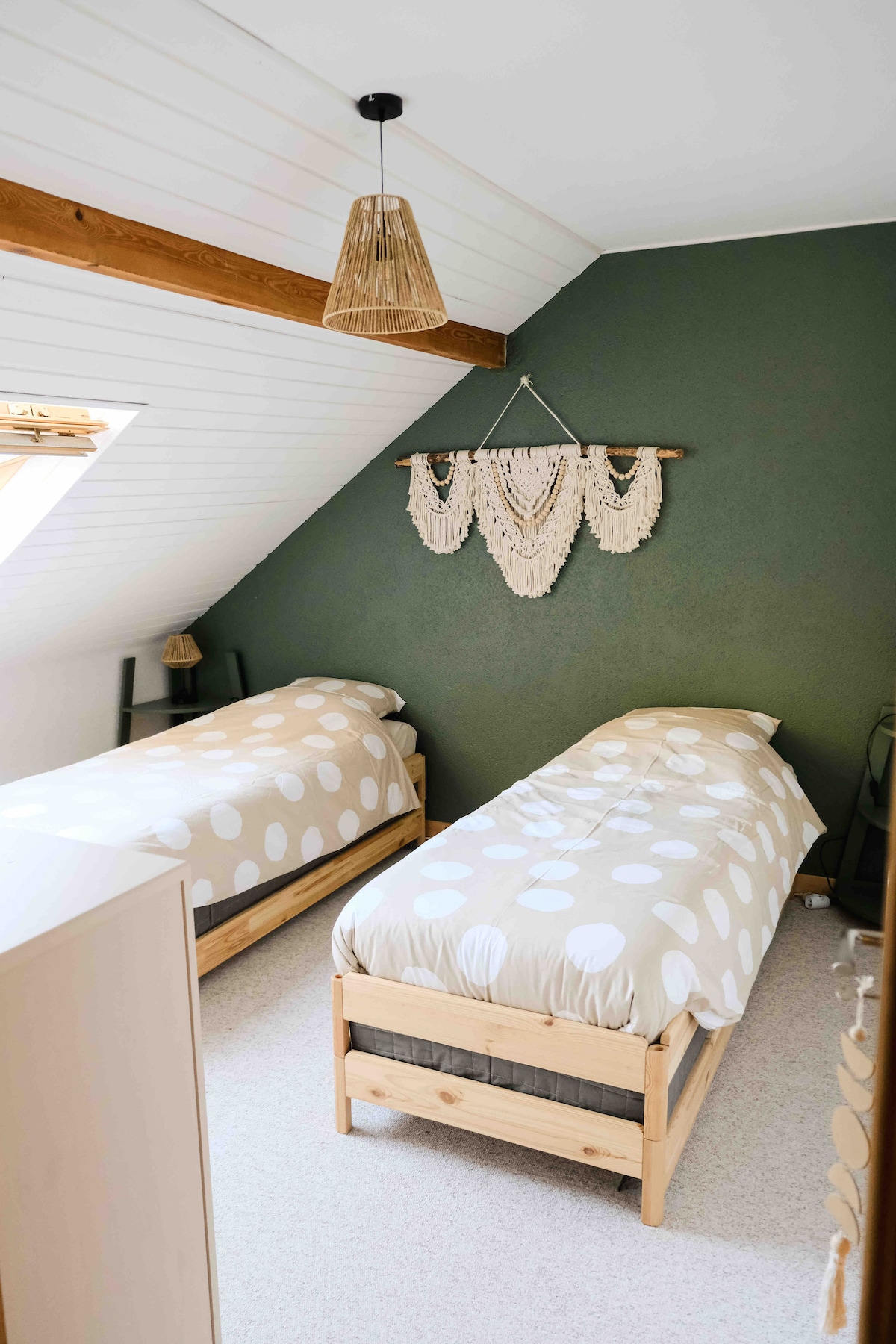 Chambre verte composée d’un lit double (160 x 200 cm) ou de 2 lits simples (80 x 200 cm)