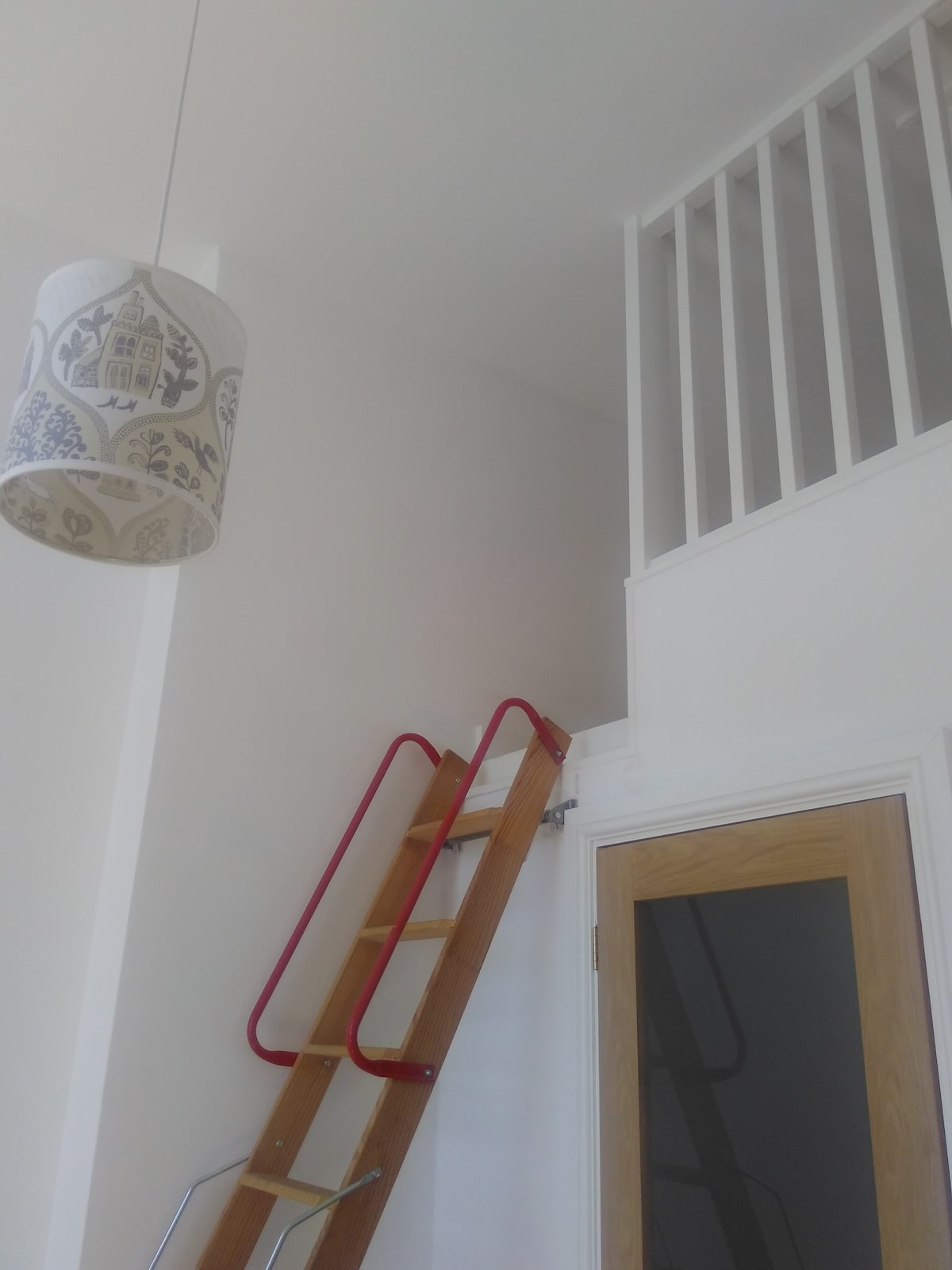 Krevat dopio mezzanine i dhomës së dytë të gjumit