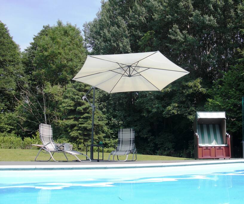 Sonnenliegen am Pool