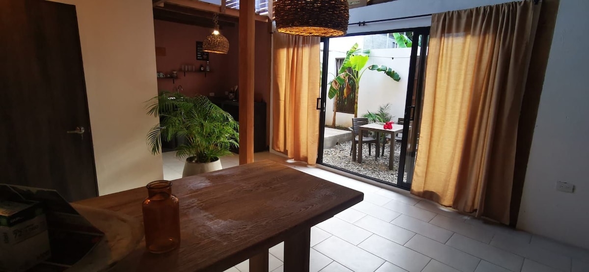 Дневна соба - трпезарија
се отвора, па на фотографиите сѐ уште недостасуваат мебел и декор што треба да пристигнат (маса, килим, пуф...)