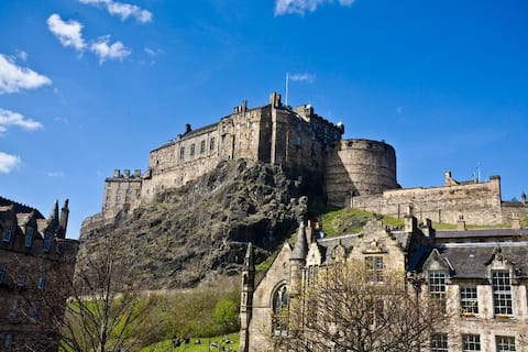 Top performing Airbnb: Castle View, Historic Old Town in City Of Edinburgh