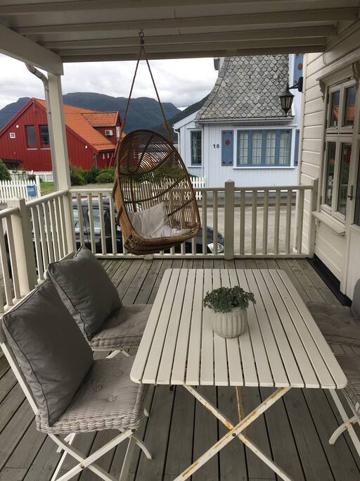 Terrasse med overbygget og tett tak.