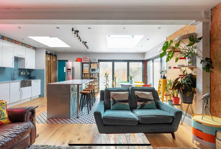 Stylish 5 Bedroom House in Stratford gallery image 2