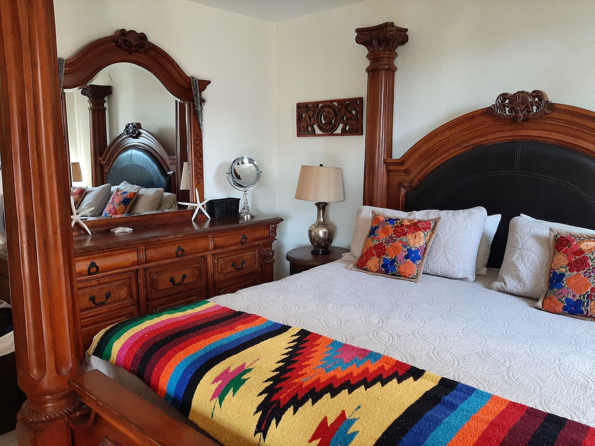 Mnogo ladica za odjeću i ormar. Ručnici i vješalice su isporučeni. :)