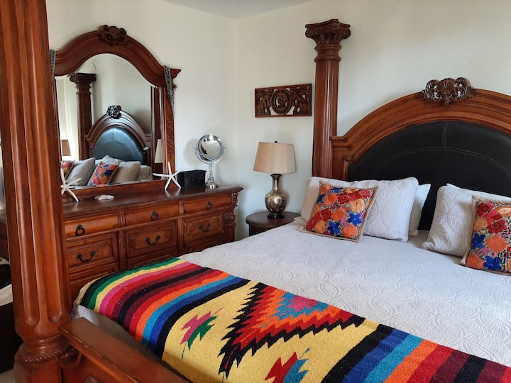 הרבה מגירות לבגדים וגם לארון. אנחנו מספקים מגבות וקולבים. :)