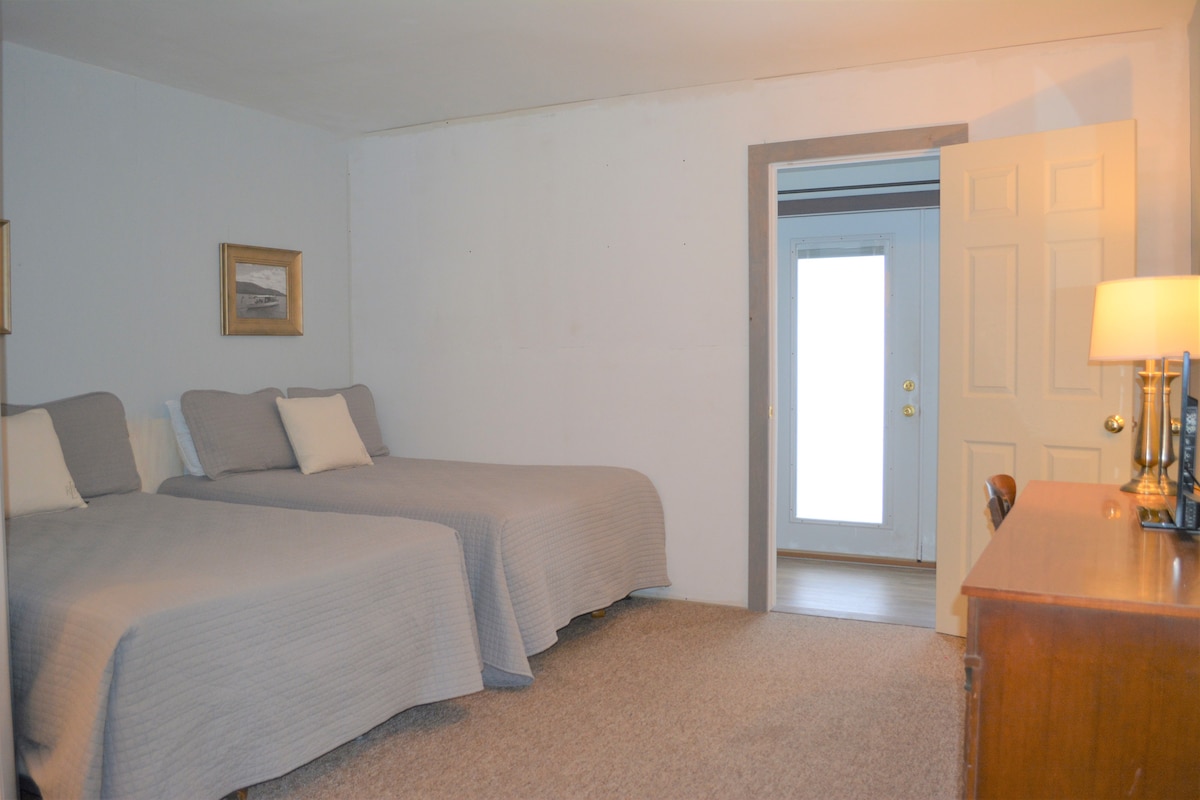 Chata 1: spálňa s manželskou posteľou/s manželskou posteľou