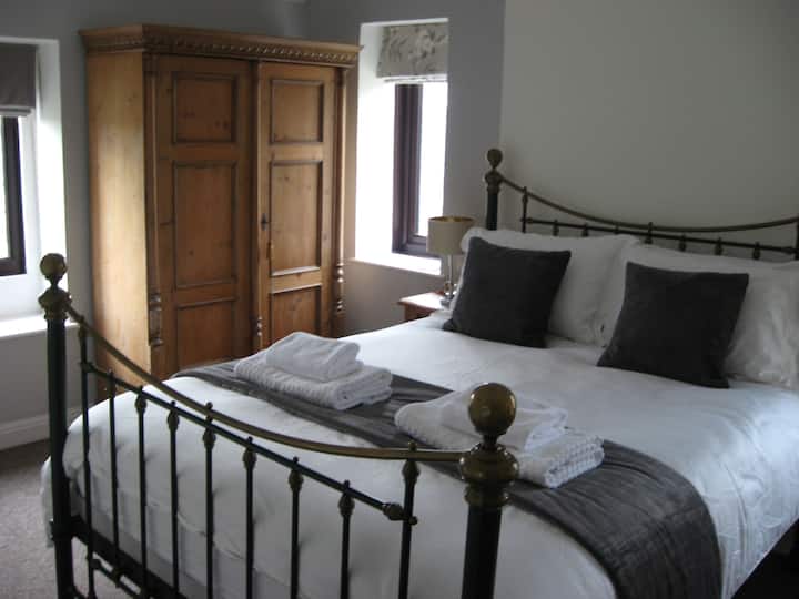 Hlavná spálňa s pôvodnou viktoriánskou posteľou King Size. Izba s výhľadom na pruh z prednej a bočnej strany. 