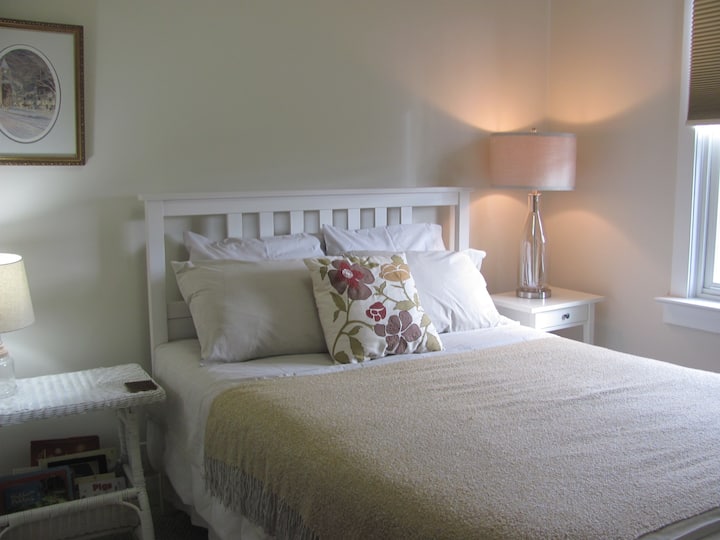 2e étage : chambre, avec lit double
