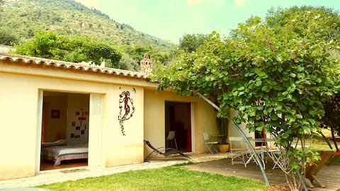 90 m2 villa with garden between sea and mountain