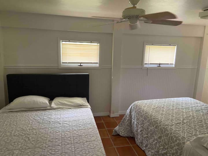 Საძინებელი დაბლა
- ერთი საწოლი
Ერთი სრული 
მიმაგრებული აბაზანა-ტუალეტი