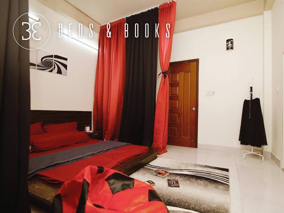 Silk room with red and black decoration