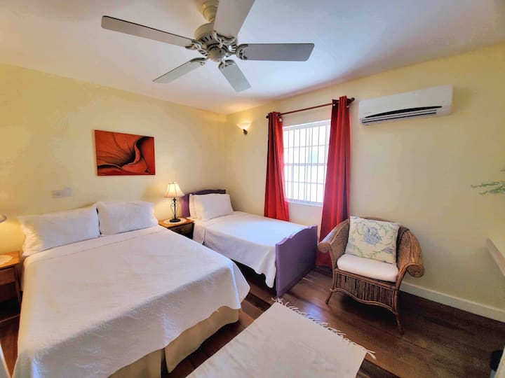 Chumba cha kulala cha tatu - chenye vitanda viwili na kimoja