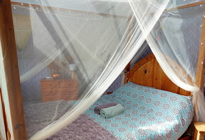 Veľkosť manželskej postele so štyrmi plagátmi