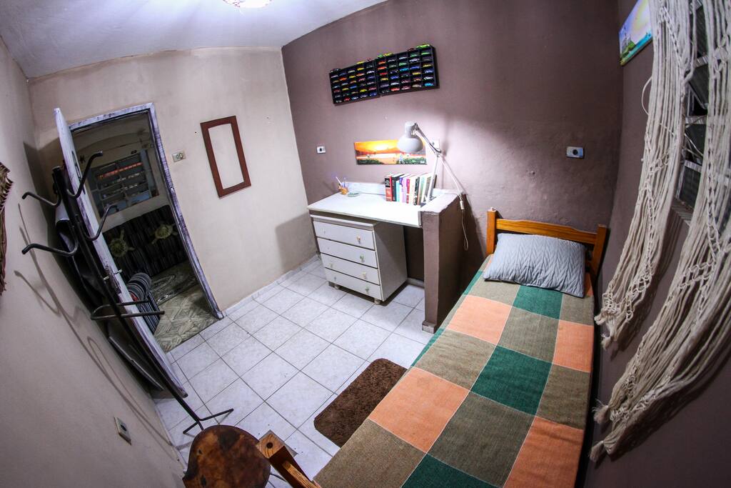 Quarto para 1 ou 2 pessoas, Ventilador (Potente), Armário, com ou sem TV à cabo (você escolhe), geladeira individual e Wi-fi de 25 megas