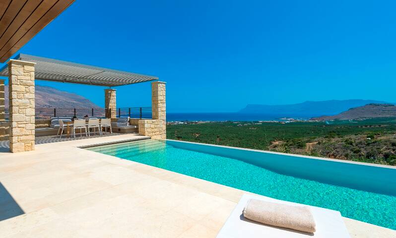 Luxury 2 bedroom villa with private infinity pool gallery image 2